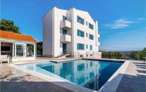 Nice apartment in Lukoran with Outdoor swimming pool, Jacuzzi and 1 Bedrooms